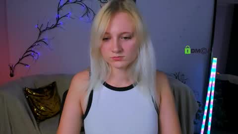 yume_sakura_ online show from 09-23-25, 04:32