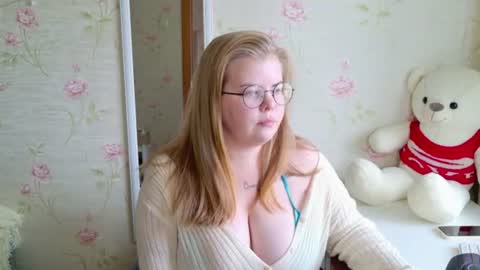 Snapshot of yumm_lolly chatting on 06-15-26, 12:29 Polly online show from 06-15-26, 12:29