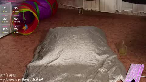 Snapshot of yummy_maya chatting on 08-04-26, 06:49 Chimi online show from 08-04-26, 06:49