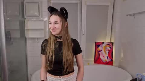 Snapshot of yummyemiily chatting on 02-05-26, 05:17 Emily online show from 02-05-26, 05:17