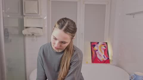 Snapshot of yummyemiily chatting on 02-15-26, 04:25 Emily online show from 02-15-26, 04:25