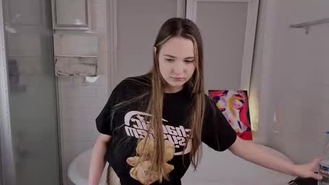 Snapshot of yummyemiily chatting on 02-24-26, 06:28 Emily online show from 02-24-26, 06:28