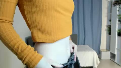 Snapshot of yuricazel chatting on 11-27-25, 07:43 Alesia online show from 11-27-25, 07:43