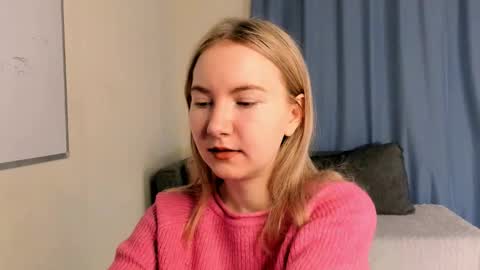 Snapshot of yuricazel chatting on 11-28-25, 07:44 Alesia online show from 11-28-25, 07:44