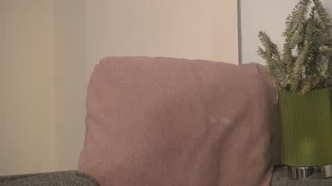 Snapshot of yuricazel chatting on 01-17-26, 07:57 Alesia online show from 01-17-26, 07:57