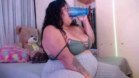 yvonn online show from 10-08-25, 01:58