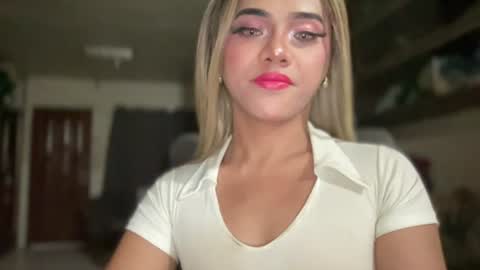 Snapshot of yvonne_guidotti chatting on 06-18-26, 07:29 Miss Cali online show from 06-18-26, 07:29