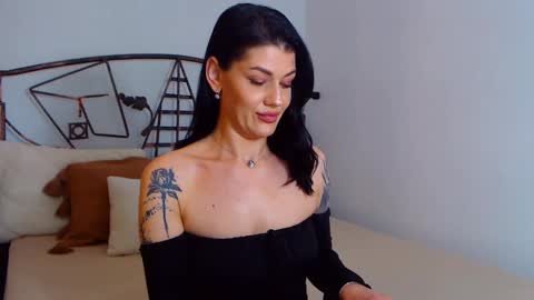 I V Y   online show from 02-19-25, 12:57