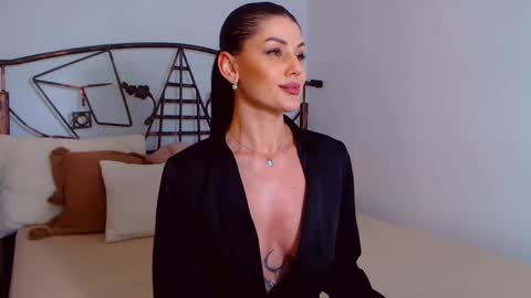 I V Y   online show from 02-22-25, 12:27