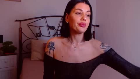 I V Y   online show from 02-02-26, 09:02