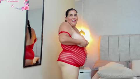Snapshot of zara_milf_ chatting on 02-20-26, 02:28 zara online show from 02-20-26, 02:28