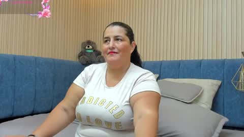 Snapshot of zara_milf_ chatting on 04-27-26, 12:14 zara online show from 04-27-26, 12:14