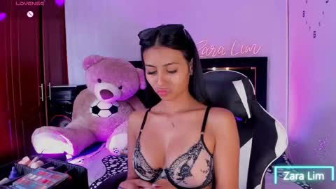 Snapshot of zaralim chatting on 09-27-25, 07:52 Zara Lim  online show from 09-27-25, 07:52