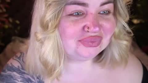 Snapshot of zarareign_ chatting on 04-21-26, 08:12 Lola online show from 04-21-26, 08:12