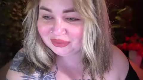 Snapshot of zarareign_ chatting on 06-22-26, 07:33 Lola online show from 06-22-26, 07:33