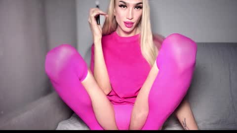 Snapshot of zarinastoun20 chatting on 12-08-24, 09:08 ZARINA online show from 12-08-24, 09:08