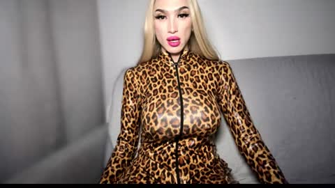 Snapshot of zarinastoun20 chatting on 12-09-24, 12:34 ZARINA online show from 12-09-24, 12:34