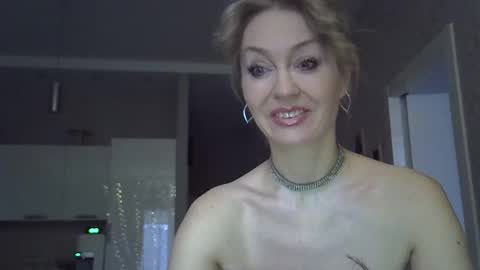 Snapshot of zarinaswift chatting on 12-19-25, 04:41 Zarina Swift online show from 12-19-25, 04:41
