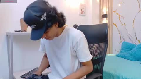 Snapshot of zayn_fox32 chatting on 06-16-26, 07:05 Zayn online show from 06-16-26, 07:05