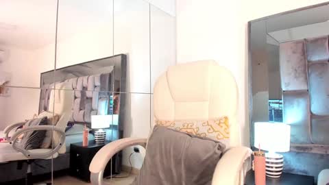 Nia  online show from 01-21-25, 05:20