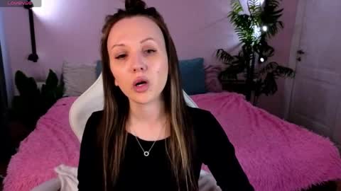 Snapshot of zlata__fox chatting on 04-25-26, 09:01 Zlata Mon Tue Thu Fri Sun Sa GMT 3 0000pm - 0600pm online show from 04-25-26, 09:01