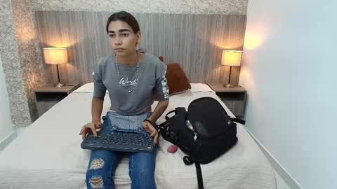 Snapshot of zoe_bermudez chatting on 12-14-25, 11:37 Zoe online show from 12-14-25, 11:37