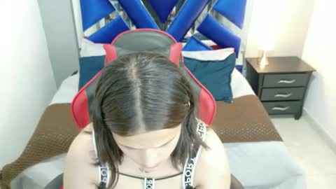 Snapshot of zoe_green01 chatting on 04-11-26, 02:43 zoe online show from 04-11-26, 02:43