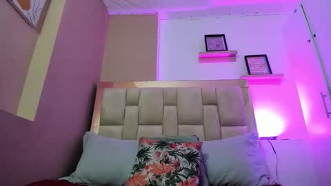 Snapshot of zoe_moreau chatting on 12-19-25, 07:10 zoe_moreau online show from 12-19-25, 07:10