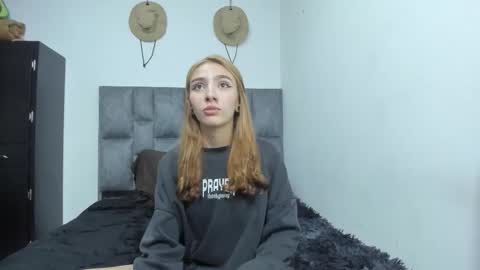 Snapshot of zoe_painn chatting on 09-21-25, 10:44 She Zoe He Painn online show from 09-21-25, 10:44