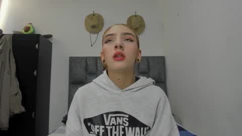 Snapshot of zoe_painn chatting on 10-06-25, 08:39 She Zoe He Painn online show from 10-06-25, 08:39