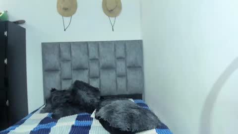 Snapshot of zoe_painn chatting on 10-17-25, 08:33 She Zoe He Painn online show from 10-17-25, 08:33