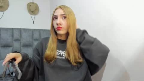 Snapshot of zoe_painn chatting on 11-01-25, 09:17 She Zoe He Painn online show from 11-01-25, 09:17