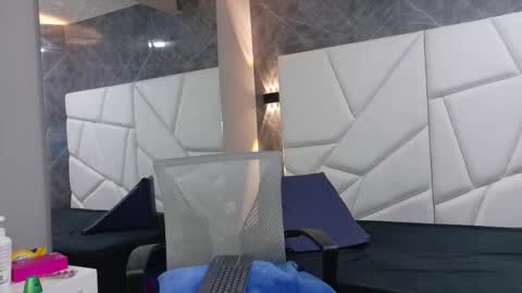 Zoe online show from 12-15-25, 04:11