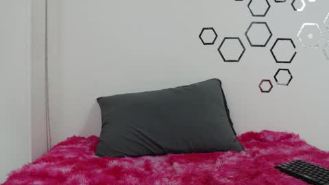 Snapshot of zoe_velvet chatting on 11-21-25, 08:51 Carolina online show from 11-21-25, 08:51