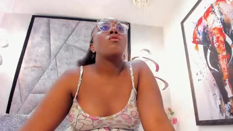 Snapshot of zoebrowns chatting on 06-05-26, 12:00 Zoe online show from 06-05-26, 12:00