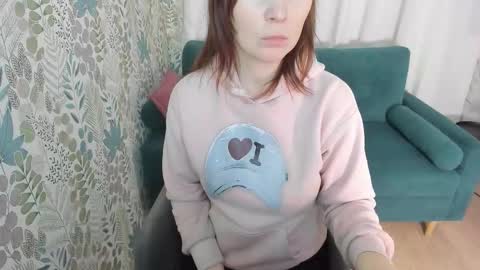 Snapshot of zoeeast chatting on 12-21-25, 01:29 Zoe online show from 12-21-25, 01:29