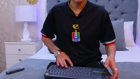 Zoe Krug online show from 11-25-25, 11:32