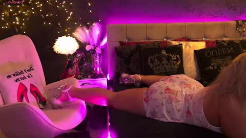 Snapshot of zoemesmerizee chatting on 10-28-25, 06:06 ZoeMesmerize online show from 10-28-25, 06:06