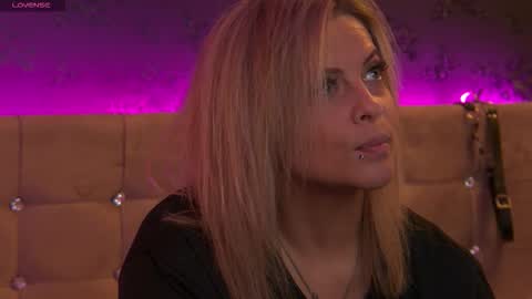 Snapshot of zoemesmerizee chatting on 11-06-25, 11:00 ZoeMesmerize online show from 11-06-25, 11:00