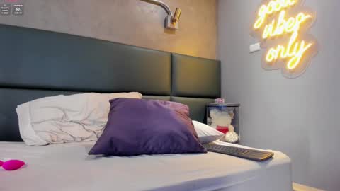 Zoe online show from 02-08-25, 01:11