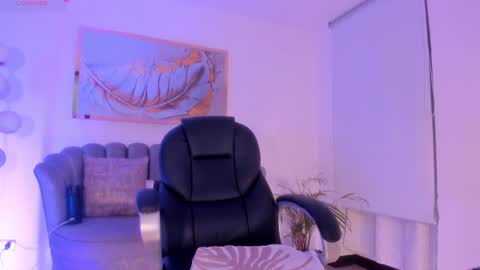 Snapshot of zoepresley chatting on 10-30-25, 03:41 Zoe Presley online show from 10-30-25, 03:41