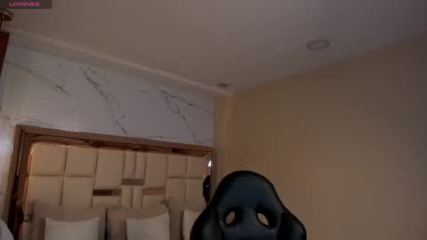 Snapshot of zoes_mile chatting on 05-06-26, 12:10 Zoes online show from 05-06-26, 12:10