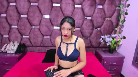 Snapshot of zoesmiitt chatting on 05-27-26, 12:24 zoesmiitt online show from 05-27-26, 12:24