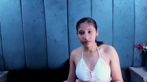 Snapshot of zoesmiitt chatting on 06-16-26, 01:03 zoesmiitt online show from 06-16-26, 01:03