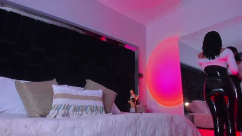 zoevidal_ online show from 02-08-25, 11:33