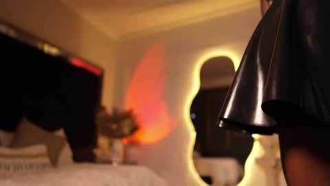 zoevidal_ online show from 10-08-25, 12:03