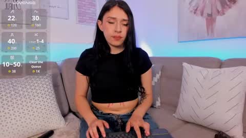 Snapshot of zoey_monroe_ chatting on 06-12-26, 01:32 Zoey online show from 06-12-26, 01:32