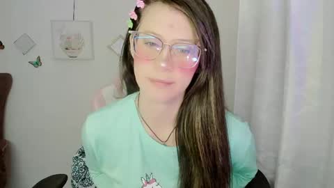 Snapshot of zooeybelair chatting on 05-18-26, 04:07 Alicie online show from 05-18-26, 04:07