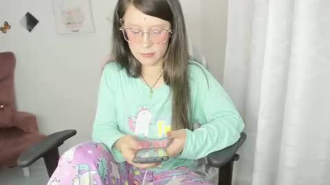 Snapshot of zooeybelair chatting on 06-10-26, 05:28 Alicie online show from 06-10-26, 05:28