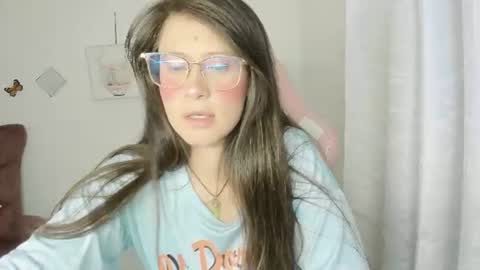 Snapshot of zooeybelair chatting on 06-11-26, 04:54 Alicie online show from 06-11-26, 04:54